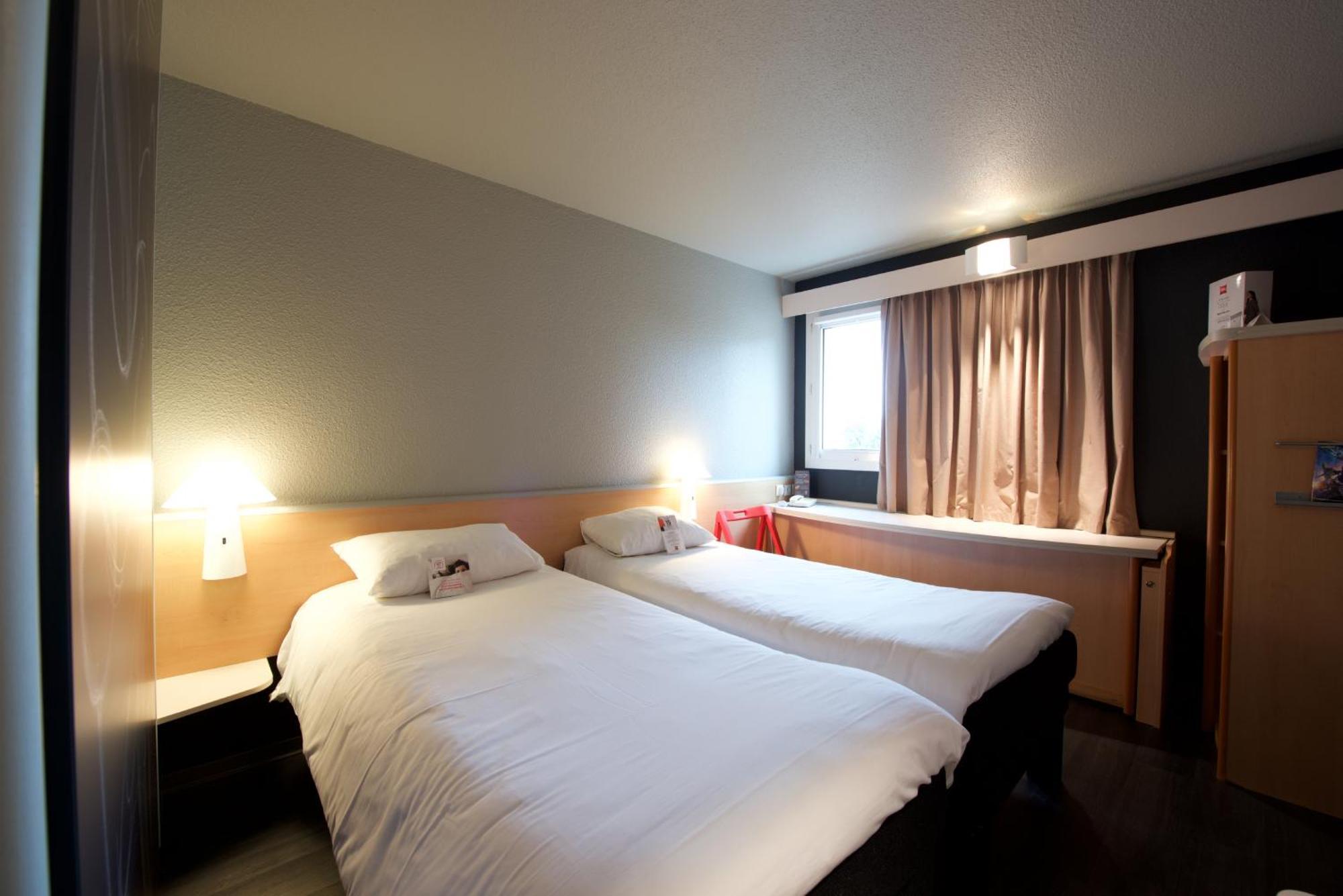 ホテル Ibis Pau レスカー 部屋 写真