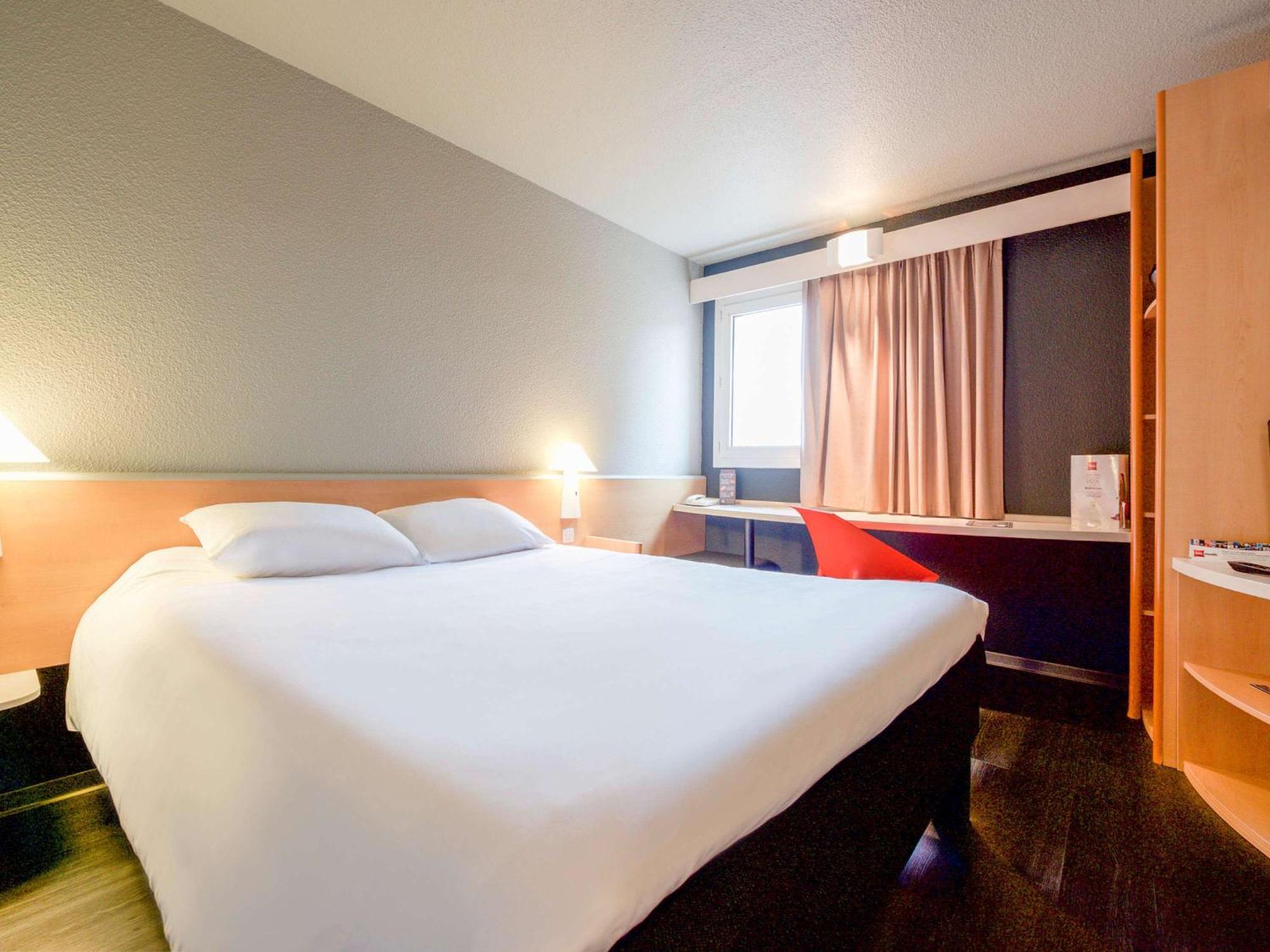 ホテル Ibis Pau レスカー エクステリア 写真