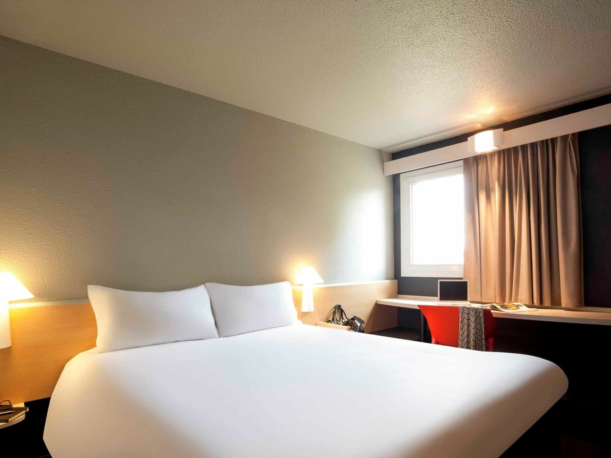 ホテル Ibis Pau レスカー エクステリア 写真